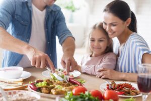 Disfrutando Comida casera en Familia